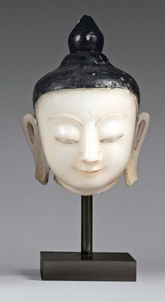 BIRMANIE - Fin du XIXe siècle 
Tête de bouddha en albâtre, les yeux mi-clos, la coiffe...