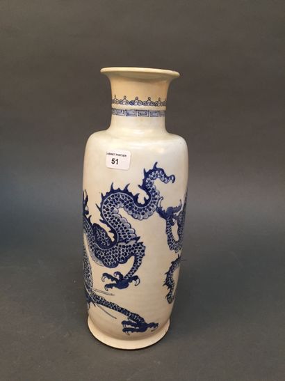 CHINE - Époque KANGXI (1662-1722) 
Petit vase rouleau en porcelaine décorée en bleu...