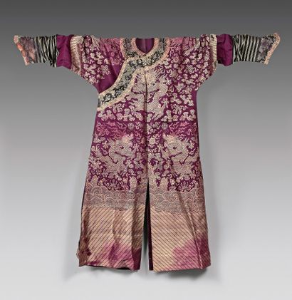 CHINE - XIXe siècle 
Robe tissée violet et argenté à décor de neuf dragons parmi...
