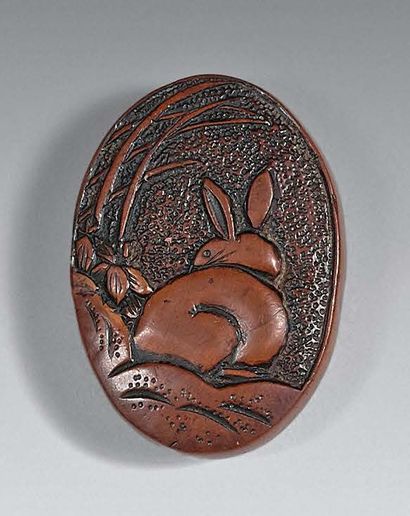 JAPON - Début du XXe siècle 
Manju de forme ovale en bois, à décor d'un lapin de...