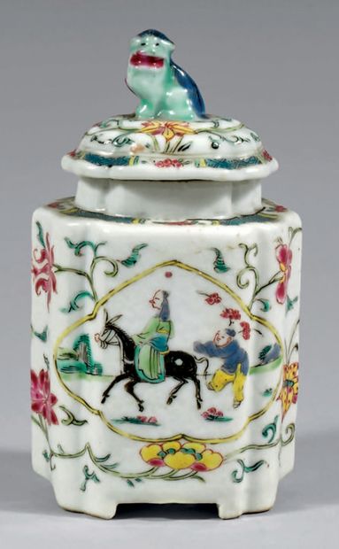 CHINE, Compagnie des Indes - XVIIIe siècle 
A poly-lobed porcelain bottle decorated...