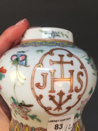 CHINE - XIXe siècle 
Deux petits pots balustre non couvert en porcelaine émaillée...