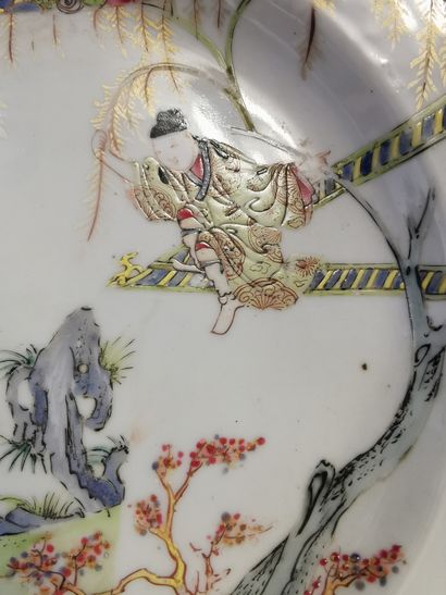 CHINE - XVIIIe siècle 
Ensemble de cinq assiettes en porcelaine émaillée polychrome,...
