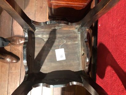 CHINE - XIXe siècle 
Paire de sellettes en bois, l'assise carrée légèrement polylobée...