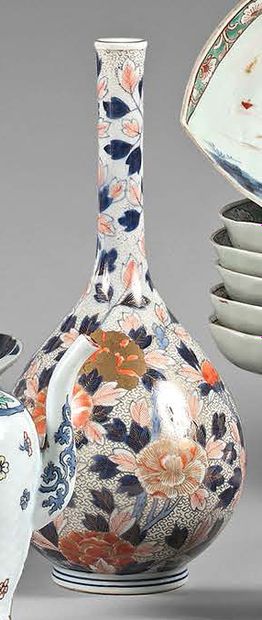 JAPON - Epoque MEIJI (1868-1912) 
Paire de vases bouteille soliflores en porcelaine...