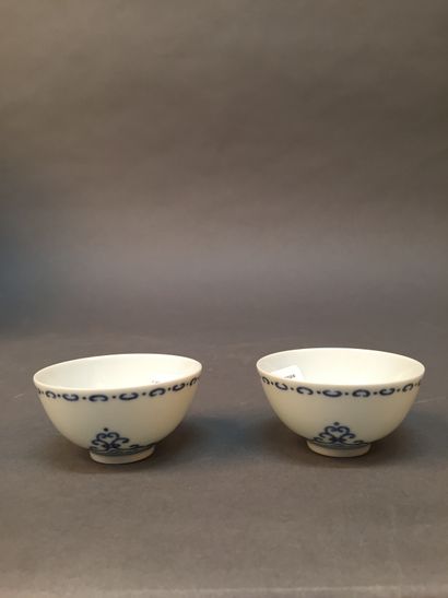 CHINE Paire de sorbets en porcelaine décorée en bleu sous couverte de motifs de lingzhi...