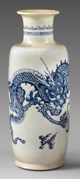 CHINE - Époque KANGXI (1662-1722) 
Petit vase rouleau en porcelaine décorée en bleu...