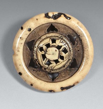 JAPON - Époque Edo (1603-1868), XIXe siècle 
Manju en corne de cerf en forme de roue...