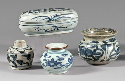 VIETNAM - XVe siècle et postérieur 
Blue and white porcelain set including three...