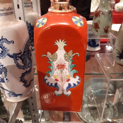 CHINE, Compagnie des Indes - XVIIIe siècle 
Square-shaped bottle in iron-red enamelled...
