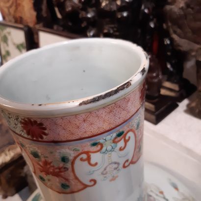 CHINE - Fin du XIXe/début du XXe siècle 
Vase de forme «tianqiuping» en porcelaine...