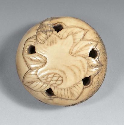 JAPON - Époque EDO (1603-1868) 
Manju in deer horn with openwork decoration of pomegranate...