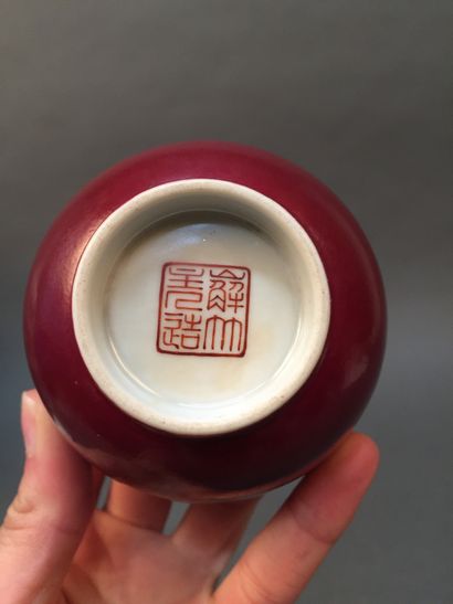 CHINE 
Paire de bols en porcelaine émaillée rouge foncée. Au revers, la marque apocryphe...