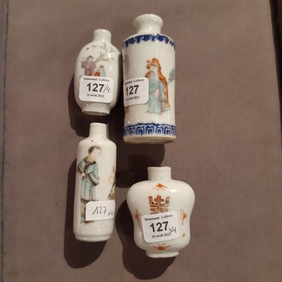 CHINE - XIXe/XXE siècle 
Quatre flacons tabatière en porcelaine émaillée polychrome...