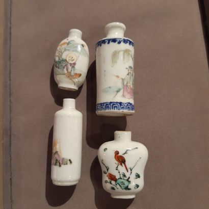 CHINE - XIXe/XXE siècle 
Quatre flacons tabatière en porcelaine émaillée polychrome...