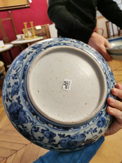 CHINE - XVIIe/XVIIIe siècle 
Coupe ronde en porcelaine bleu blanc à décor de médaillons...