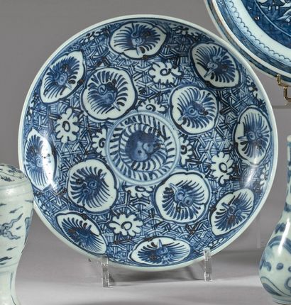 CHINE - XVIIe/XVIIIe siècle 
Round blue-white porcelain bowl decorated with medallions...