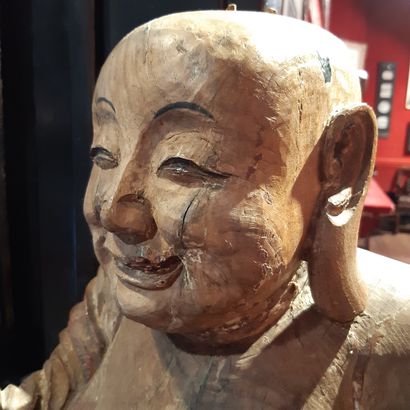 CHINE - XIXe siècle 
Statuette de bouddha en bois sculpté à traces de polychromie,...