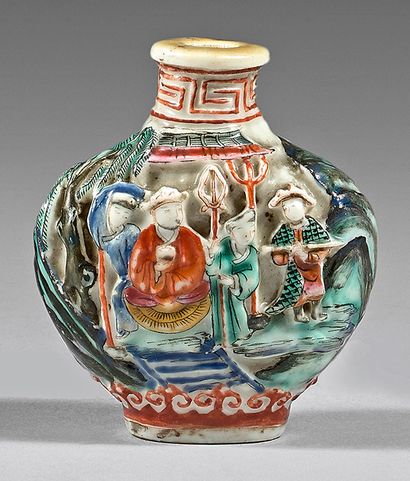 CHINE - XIXe siècle 
Flacon tabatière en porcelaine émaillée polychrome à décor d'une...