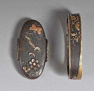 JAPON - Époque Edo (1603-1868), XIXe siècle 
Fuchi kashira en shibuichi à décor en...