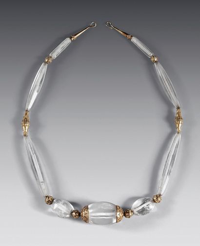 CHINE Collier en cristal de roche composé de neuf perles oblongues en cristal de...
