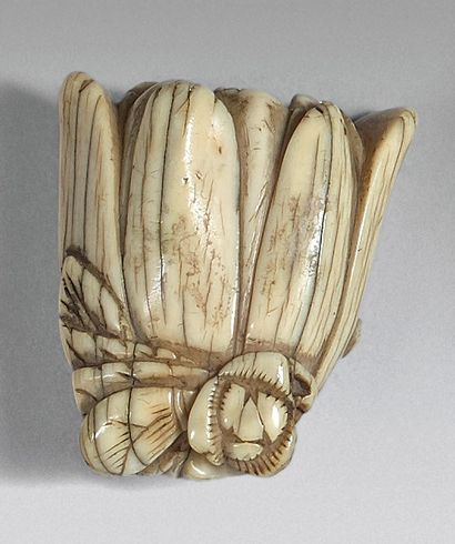 CHINE - XIXe siècle 
Pendentif en ivoire sculpté en forme de magnolia.
(Gerces naturelles).
Hauteur...