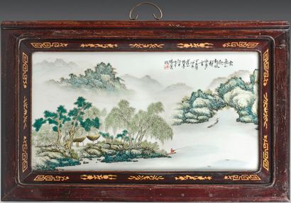 CHINE - XXe siècle 
Plaque rectangulaire en porcelaine émaillée polychrome à décor...