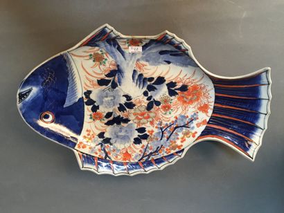 JAPON, Imari - Début du XXe siècle 
Trois coupes en porcelaine en forme de carpes...