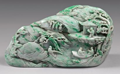 CHINE - XXe siècle 
Grand rocher en jadéite céladon et teinté vert, lettrés et pêcheurs...