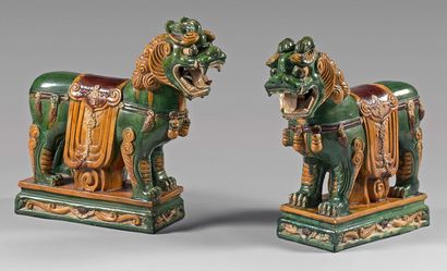 CHINE - XXe siècle 
Pair of green, yellow and aubergine enamelled porcelain chimeras...
