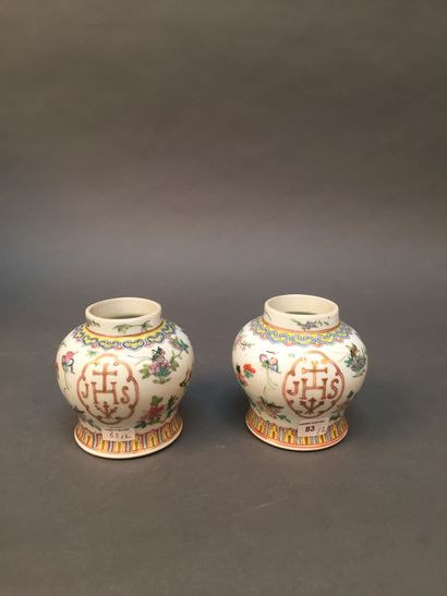 CHINE - XIXe siècle 
Deux petits pots balustre non couvert en porcelaine émaillée...