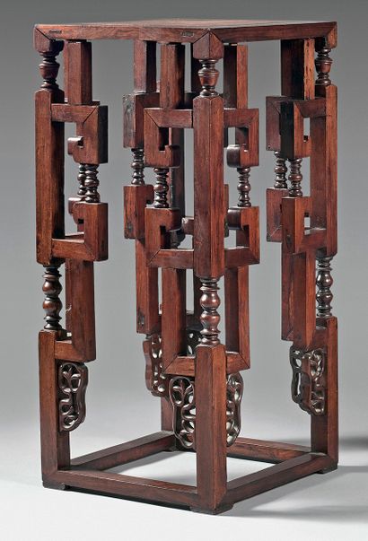 CHINE - XXe siècle 
Sellette en bois sculpté et ajouré de motifs géométriques le...
