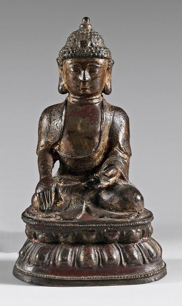 CHINE - Epoque MING (1368-1644) 
Statuette en bronze à patine brune et traces de...