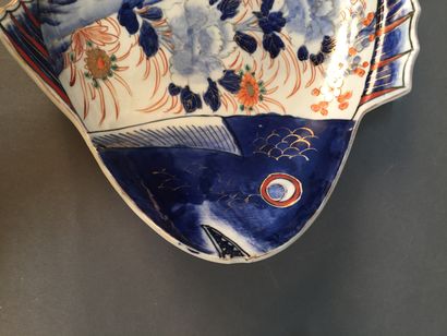 JAPON, Imari - Début du XXe siècle 
Trois coupes en porcelaine en forme de carpes...