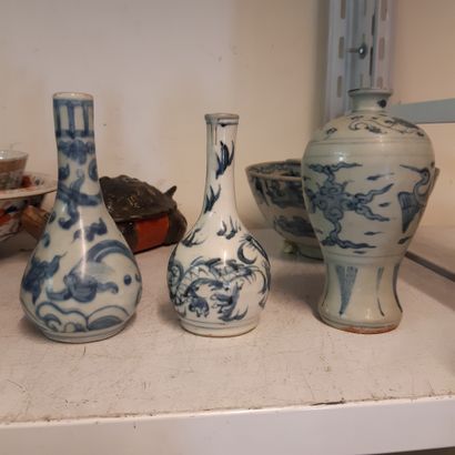 CHINE et VIETNAM - XVe siècle 
Trois petits vases soliflore en porcelaine bleu blanc...