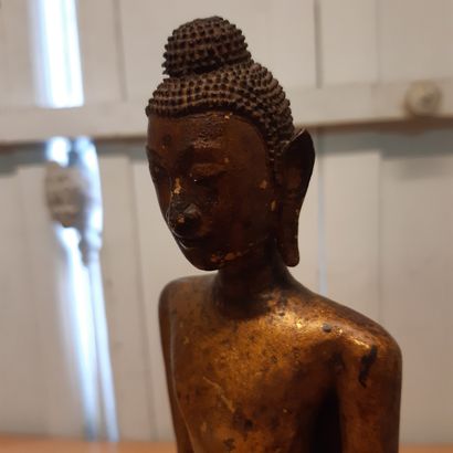 THAILANDE - XIXe siècle 
Statuette de bouddha en bronze laqué or, debout sur un socle...