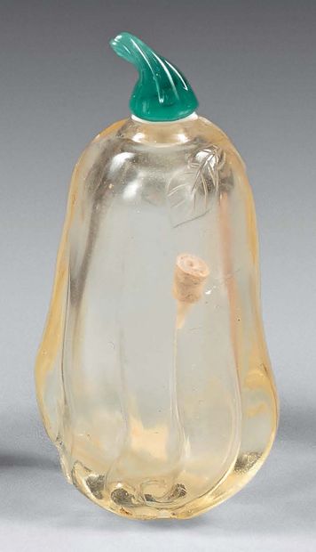CHINE - XIXe siècle 
Rock crystal cucurbit-shaped snuff bottle decorated with a leafy...