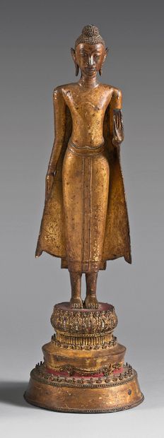 THAILANDE - XIXe siècle 
Statuette de bouddha en bronze laqué or, debout sur un socle...