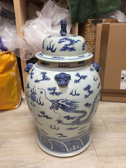 CHINE - XIXe siècle 
Grande potiche couverte balustre en porcelaine bleu blanc à...