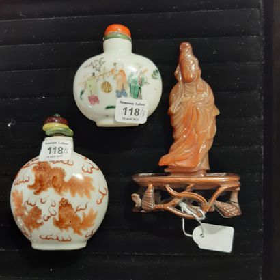 CHINE - Début du XXe siècle 
Deux flacons tabatières en porcelaine, l'un émaillé...