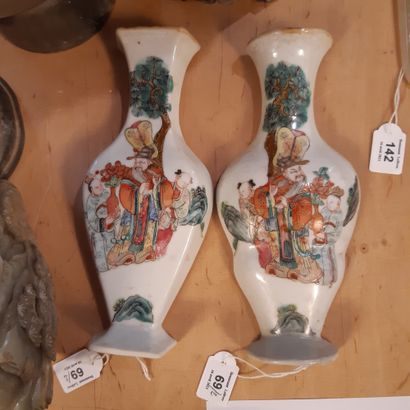 CHINE - Époque DAOGUANG (1821-1850) 
Paire de vases appliques en porcelaine émaillée...