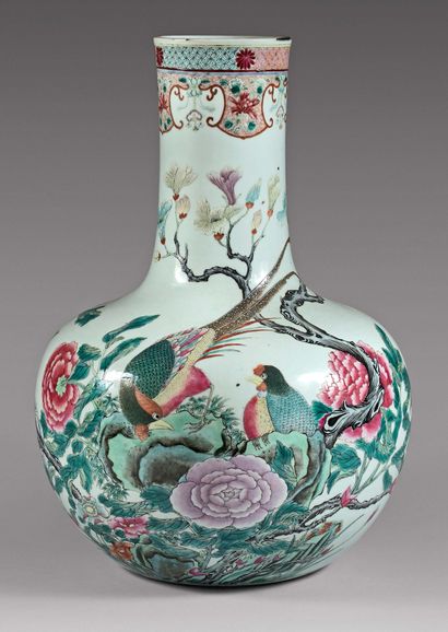 CHINE - Fin du XIXe/début du XXe siècle 
Vase de forme «tianqiuping» en porcelaine...