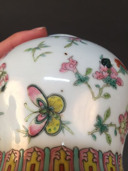 CHINE - XIXe siècle 
Deux petits pots balustre non couvert en porcelaine émaillée...