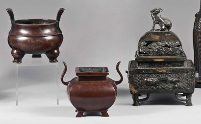 CHINE et Japon - XXe siècle 
Trois brûle-parfum en bronze à patine brune :
- Couvert...
