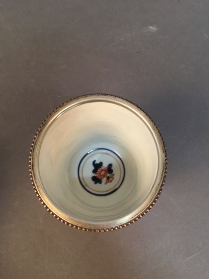 CHINE - XIXe siècle 
Gobelet et sa soucoupe en porcelaine émaillée en bleu sous couvert,...