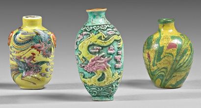 CHINE - XIXe siècle 
Trois flacons en porcelaine émaillée jaune, vert et rose, l'un...