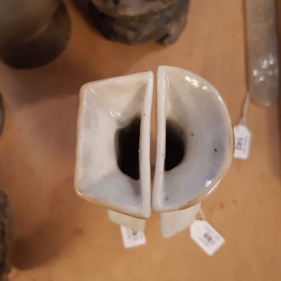 CHINE - Époque DAOGUANG (1821-1850) 
Paire de vases appliques en porcelaine émaillée...