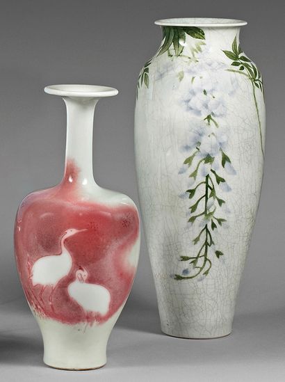 JAPON - XXe siècle 
Deux vases en porcelaine, l'un craquelé à décor de branches de...