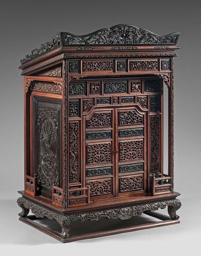 VIETNAM - Vers 1900 
Cabinet en bois exotique ouvrant par deux portes en façade,...