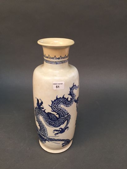 CHINE - Époque KANGXI (1662-1722) 
Small porcelain scroll vase decorated in blue...